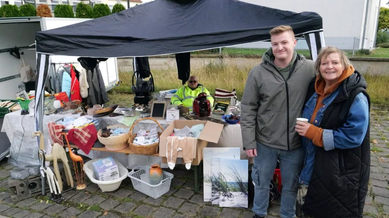 Heiden im Flohmarktfieber. Familie Maho hat ihren Stand an der Hauptstra&szlig;e aufgebaut. DJ Maho (vorne links) packt kr&auml;ftig mit an. - &copy; Thomas Kr&uuml;gler