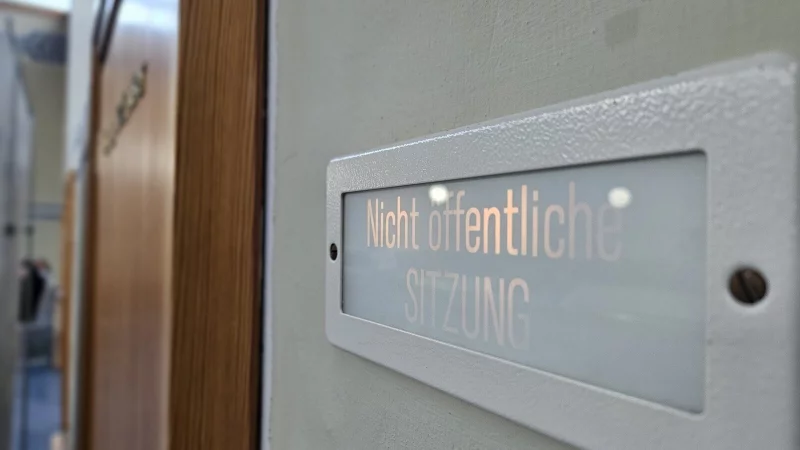 Das Opfer, eine heute 17 Jahre alte Sch&uuml;lerin, sagt vor der Gro&szlig;en Jugendkammer unter Ausschlusss der &Ouml;ffentlichkeit aus. Auch der Angeklagte darf w&auml;hrend der Vernehmung nicht im Saal bleiben. - &copy; Janet K&ouml;nig