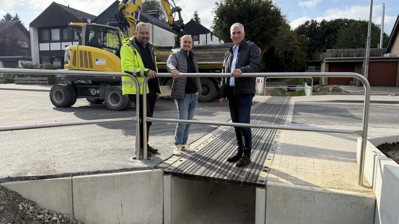 Sven Anders (von links) und Sven Ranft vom Fachteam Stadtentwässerung und Wasserwirtschaft sowie Erster Beigeordneter Thorsten Paulussen freuen sich über die Fertigstellung der Maßnahmen zum Hochwasser- und Überflutungsschutz im Lönsweg. - © Stadt Lage