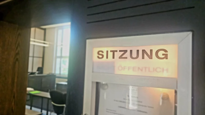 Eine 44-Jährige hat sich vor dem Amtsgericht Detmold wegen Untreue verantworten müssen. Sie soll sich an einem befreundeten Senioren bereichert haben. - © Janet König