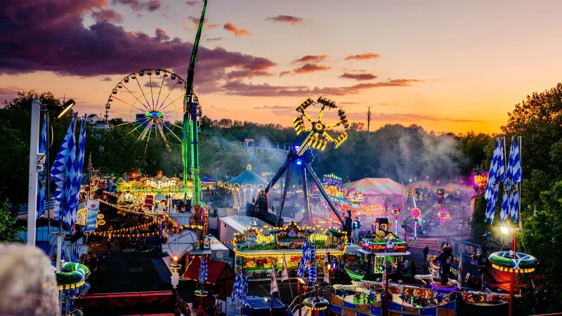 Die Kirmessaison in Paderborn startet seit mehr als 100 Jahren mit dem Lunapark. - &copy; Stadt Paderborn/Besim Mazhiqi
