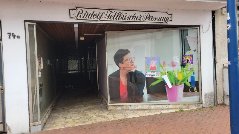 Zwar wirkt das Areal etwas trostlos, aber es nicht v&ouml;llig verdreckt. Einige B&uuml;rger st&ouml;ren sich dennoch an der Rudolf-Tellb&uuml;scher-Passage. - &copy; Vasco Stemmer