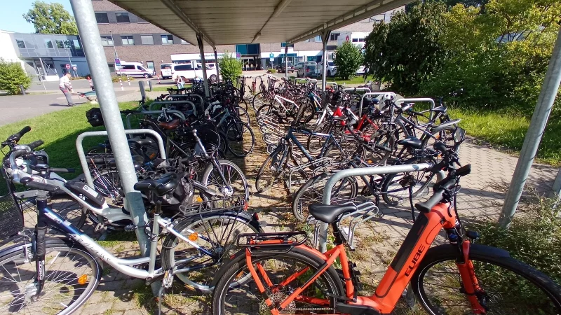Gut gemeint, aber schlecht gemacht, findet der Fahrradclub ADFC: Diese Fahrradständer am Lemgoer Klinikum hätten nach dem Dafürhalten des Clubs in besserer Weise umgebaut werden können. - © Werner Kloppmann/ADFC Lippe