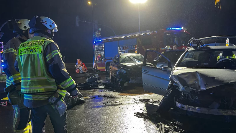 Auf der Rudolph-Brandes-Allee in Bad Salzuflen sind am Mittwochabend zwei Fahrzeuge zusammengestoßen. Die Feuerwehr war mit rund 20 Einsatzkräften vor Ort. - © Daniel Hobein/Feuerwehr Bad Salzuflen