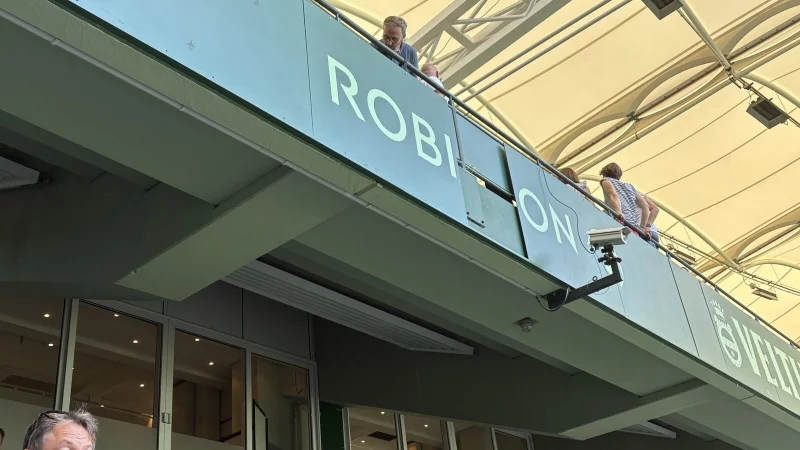 Diese Werbeplatte hat sich am Mittwoch gel&ouml;st. Beim Herabfallen hat sie eine Frau am Kopf getroffen. - &copy; Dennis Bleck