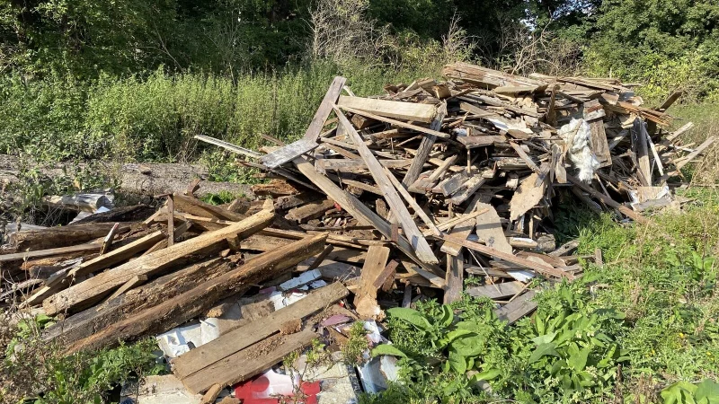 Wilder Müll: Eine illegale Entsorgungsstelle für Abfälle in einem Waldgebiet in Löhne im Kreis Herford. - © Dirk Windmöller