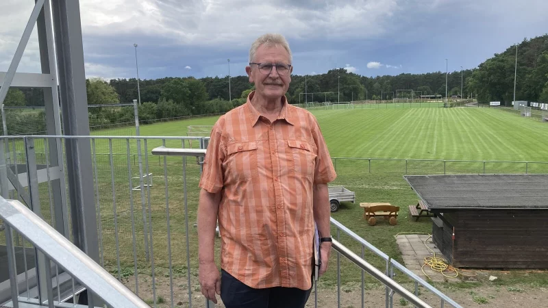 Lieblingsplatz von Gottfried Dennebier ist das Freizeitgel&auml;nde Schlingsbruch. Kein Wunder, der B&uuml;rgermeisterkandidat ist dem Fu&szlig;ball seit Jahrzehnten eng verbunden. - &copy; Cordula Gr&ouml;ne