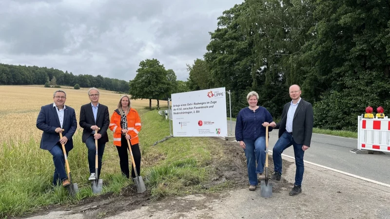 Symbolischer Spatenstich: Dr. Axel Lehmann, Thomas Hilker, Friederike Klapper, Anna-Lena Mügge und Planer Daniel Rieks (von links). - © Kreis Lippe