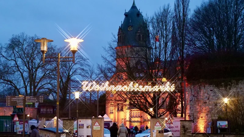 Der Weihnachtsmarkt findet in Detmold dieses Jahr wieder auf dem Schlo&szlig;platz statt - wenn alles klappt sogar ohne Baustelle. - &copy; Archivfoto: J&ouml;rg Hagemann