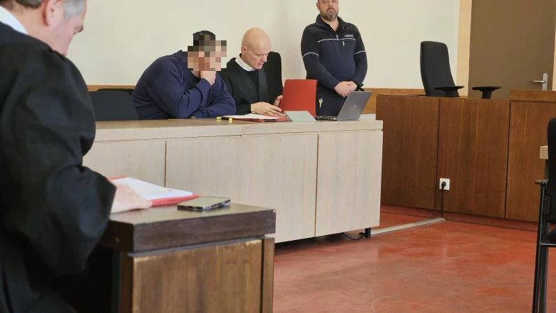 Der Hauptangeklagte aus Horn-Bad Meinberg (41) berät sich mit seinem Verteidiger Jerrit Schöll aus Bielefeld. Dessen Kanzleikollege Dr. Carsten Ernst (vorne) darf gleich gehen. - © Janet König