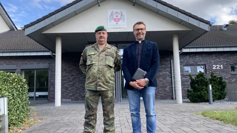 Oberstabsfeldwebel Tino (links) und Militärpfarrer Mateusz Szeliga sind für die Soldaten häufig die erste Anlaufstelle bei Problemen und Sorgen. - © Nico Düllmann