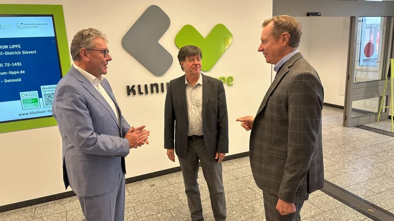 Im engen Austausch mit den Mitarbeitern: Lippes neuer Landrat Meinolf Haase (links) und Klinik-Interimsgesch&auml;ftsf&uuml;hrer Dr. Niklas Cruse (rechts) im Austausch mit Stefan Rehme, dem Informationssicherheitsbeauftragten und Compliance-Manager des Klinikums Lippe. - &copy; Dirk Baldus