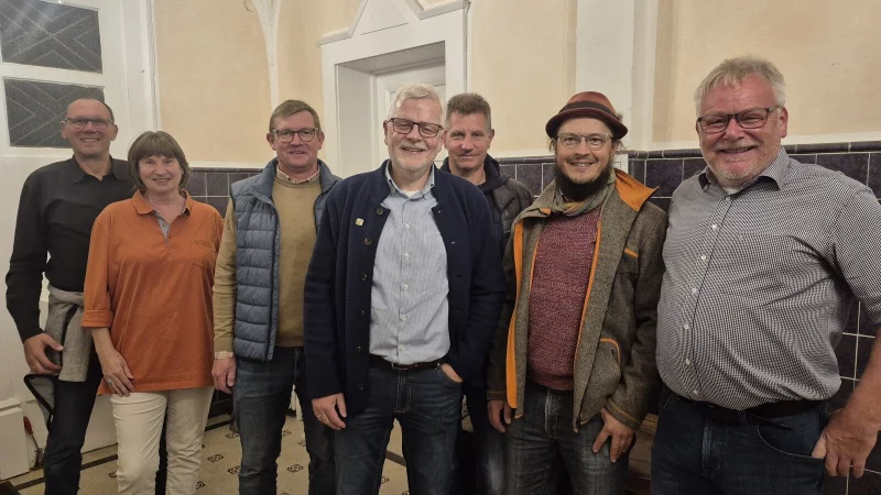 F&uuml;r Ralf Klemme (Zukunft Extertal, Mitte) geht es in die Stichwahl: Gegen Christian Sauter von der FDP. Das Foto zeigt Klemme mit seinen Parteikollegen Detlef Korf (von links), Barbara Volmer, Ingo Milewski, Marc Piechnik, Sebastian Kiss (Gr&uuml;ne) und Stefan Dux. - &copy; Lorraine Brinkmann