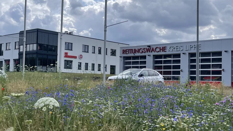 Ein Bild mit Symbolcharakter: Dunkle Wolken &uuml;ber dem Standort des Johanniter-Regionalverbandes Lippe-H&ouml;xter in Blomberg. Rechts die Rettungswache, die der Kreis Lippe Anfang April von der JUH &uuml;bernommen hat. - &copy; Silke Buhrmester