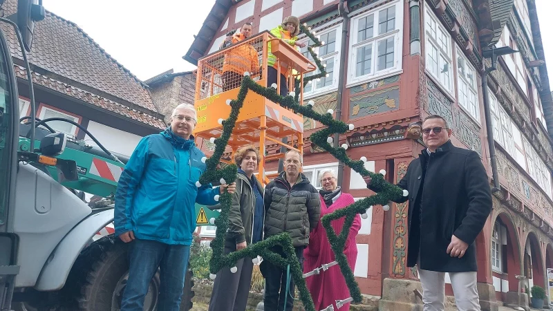 B&uuml;rgermeister Marco M&uuml;llers (von rechts) freut sich mit den Vertretern des Heimat- und Verkehrsvereins Schwalenberg, Marion Weber, Jens Rheker und Diane Vandieken, sowie Ideengeber Dirk Stichnothe, dass die Altstadt nun in einheitlichem Weihnachtslicht erstrahlen kann. - &copy; Michaela Wei&szlig;e