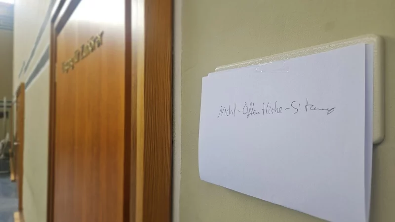 Die Aussagen der beiden jungen Mädchen, die unabhängig voneinander Vorwürfe erheben, finden unter dem Ausschluss der Öffentlichkeit statt. - © Janet König