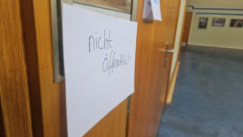 Der mutmaßlich geschädigte Sohn (heute 17) sagt unter dem Ausschluss der Öffentlichkeit aus. - © Janet König