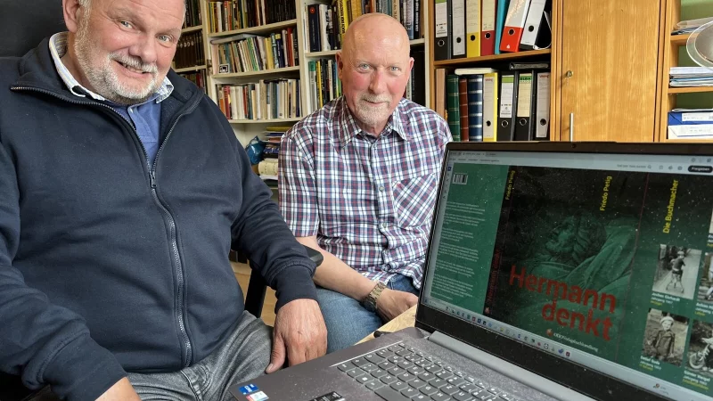 Autor Friedo Petig (links) hat sich für historische Fotos und die Hintergrundfakten tatkräftige Unterstützung bei Historiker Franz Meyer geholt. - © Seda Hagemann