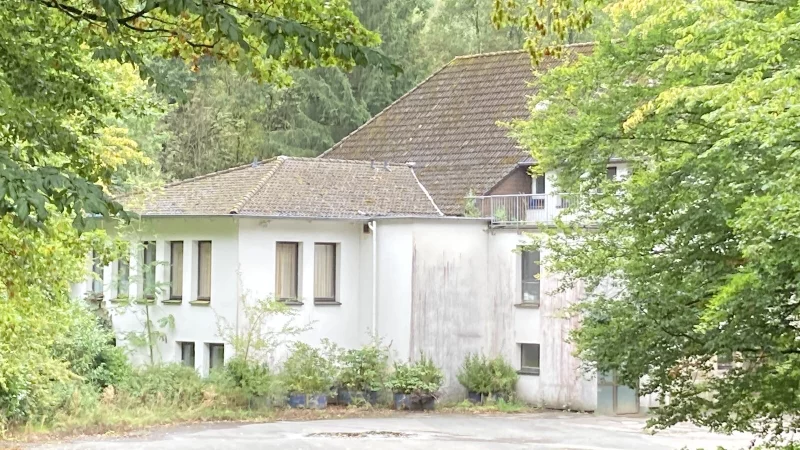 Die Kattenm&uuml;hle liegt zwar idyllisch im Silberbachtal, steht aber seit l&auml;ngerem leer. - &copy; Cordula Gr&ouml;ne