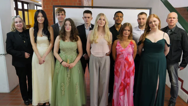 Ehrungen für soziales Engagement und einer Eins vor dem Komma (von links): Jahrgangsstufenlehrerin Dr. Katharina Pappas, Liv Ohle, Justin Bergen, Pia Schulze, Conner Horsch, Finja Mellies, Louis Dikong, Lisa Siegert, Kevin Sokolowski, Define Zengin und Jahrgangsstufenlehrer Stephan Hohn. - © Thomas Krügler