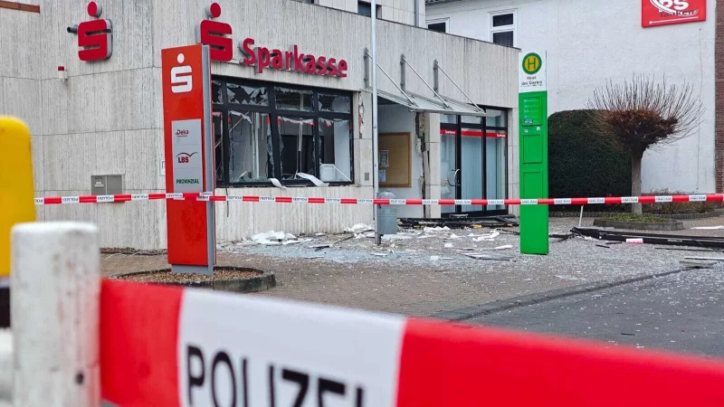Die Sprengung des Automaten in der Willebadessener Sparkasse hat das Geb&auml;ude massiv besch&auml;digt. - &copy; Svenja Ludwig