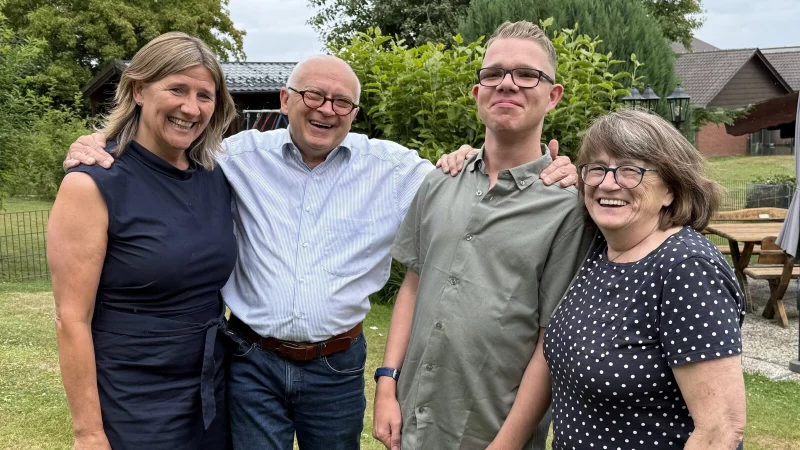 Kilian Henze mit seinen Eltern Ursula und Uwe Kartelmeyer und Anwältin Erika Leimkühler. - © Carolin Nieder-Entgelmeier
