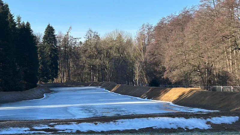 Wegen der frostigen Temperaturen musste die Entschlammung des Kurparksees kurz pausieren. - &copy; Cordula Gr&ouml;ne