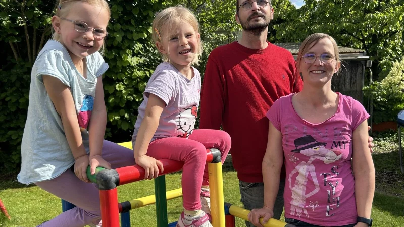 Hoffen auf einen OGS-Platz: Mirjam und Christian Thiessen mit ihren T&ouml;chtern, der f&uuml;nfj&auml;hrigen Celine (links) und der dreij&auml;hrigen Lenja, im heimischen Garten in Leopoldsh&ouml;he. Foto: Anna Lena Hinder - &copy; Anna Lena Hinder