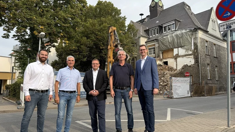 B&uuml;rgermeister Matthias Kalkreuter, Hans Hofste (Ausschuss f&uuml;r Wirtschaft und Stadtentwicklung), Frederik Topp (Bau- und Planungsausschuss), Thorsten Paulussen (1. Beigeordneter und Facbbereichsleiter Stadtentwicklung) sowie Tim 
Alisch (Fachteam Geb&auml;udemanagement) haben sich ein Bild von den Bauarbeiten am und im Historischen Rathaus gemacht. - &copy; Stadt Lage