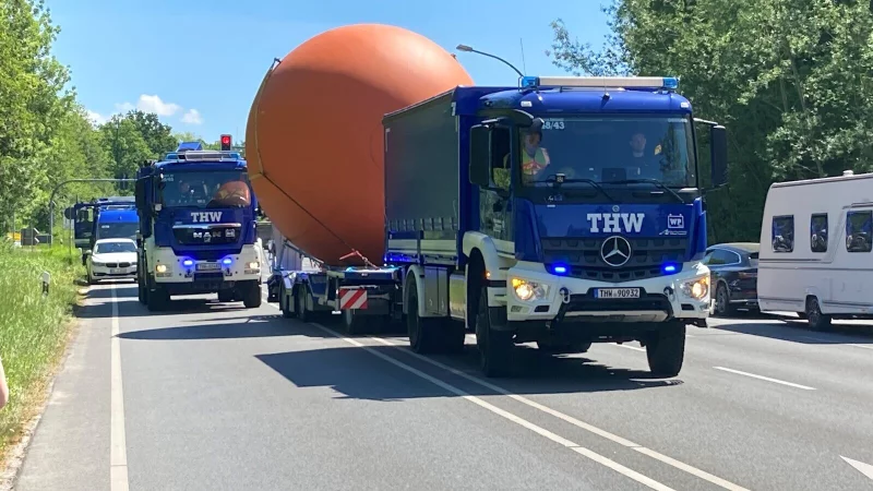 Gesichert: Die „Rote Kugel“ liegt auf dem Tieflader des THW. Sie ist zwischengelagert und soll wieder einen Kreisverkehr zieren: an der Bielefelder Straße. - © Stadt Detmold