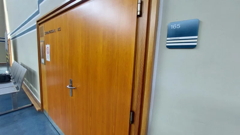 Nachdem die angeklagte Anw&auml;ltin ausf&uuml;hrlich aus ihrem Leben berichtete, wird hinter verschlossenen T&uuml;ren im Sitzungssaal 165 ein Rechtsgespr&auml;ch gef&uuml;hrt. - &copy; Michaela Wei&szlig;e