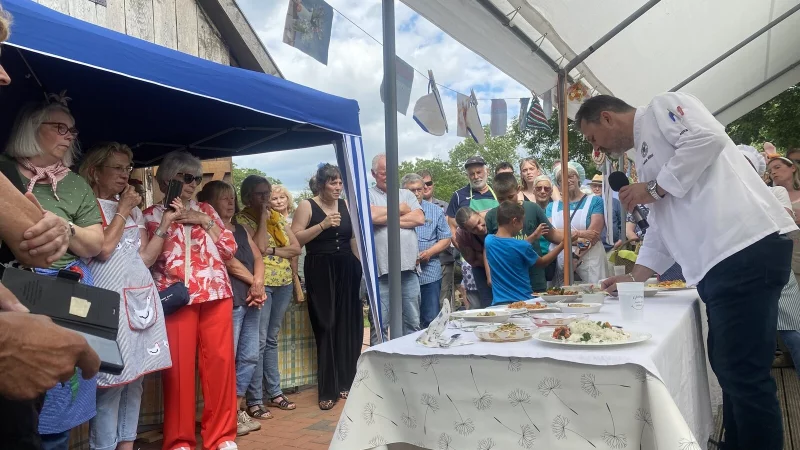 Stephan B&uuml;ker hatte beim Kochwettbewerb die Qual der Wahl. - &copy; Dorfgemeinschaft G&ouml;strup