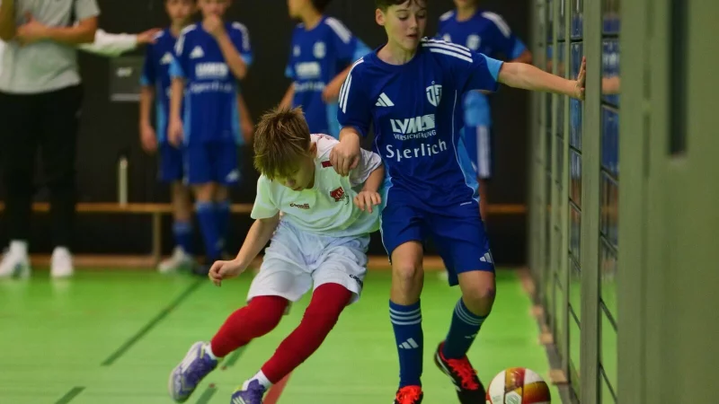 Bennet Klassen aus der U13 des JFV Lippe bleibt trotz dieses Checks standhaft. - &copy; J&ouml;rg Hagemann