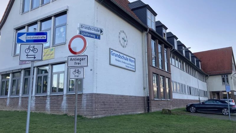 Unterhalb der Grundschule verl&auml;uft der Sch&auml;ferweg - eigentlich eine Anliegerstra&szlig;e. - &copy; Cordula Gr&ouml;ne