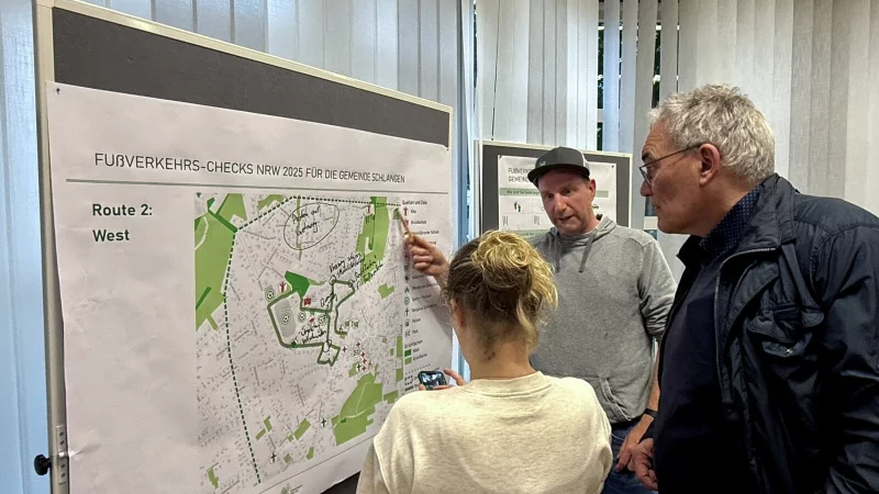 Bürger diskutieren während der Auftaktveranstaltung über Herausforderungen und Chancen für den Fußverkehr in Schlangen. - © Gemeinde Schlangen
