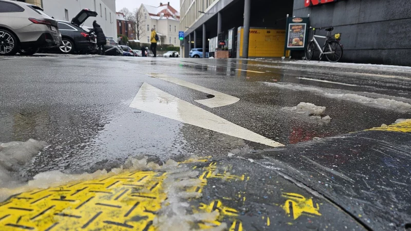 Im November 2024 kam es auf dem Rewe Parkplatz am Hasselter Platz zu einer gef&auml;hrlichen Situation. Ein Mann wollte sich im Auto - ohne F&uuml;hrerschein - der Kontrolle entziehen, dabei wurde ein Polizist mehrere Meter auf der Motorhaube mitgenommen. - &copy; Janet K&ouml;nig