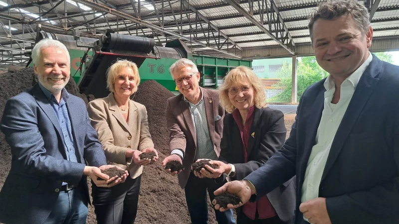 Besten Kompost präsentieren (von links) Thorsten Aust (Co-Geschäftsführer der Abfallbeseitigungs-GmbH Lippe), Dr. Ute Röder (zuständige Verwaltungsvorständin Kreis Lippe), Bert Schumacher (Bezirksregierung Detmold), Dr. Beatrix Wallberg (Kreis Herford) und Martin Adamski (Stadt Bielefeld). - © Carolin Brokmann-Förster