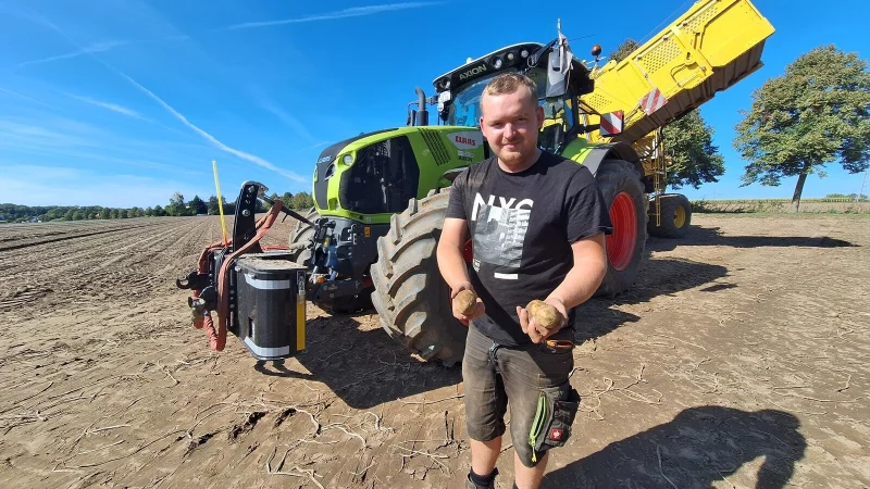 Mathias Flothmann (26) k&uuml;mmert sich um die Kartoffelernte an der H&uuml;cker Stra&szlig;e. - &copy; Peter Heidbrink