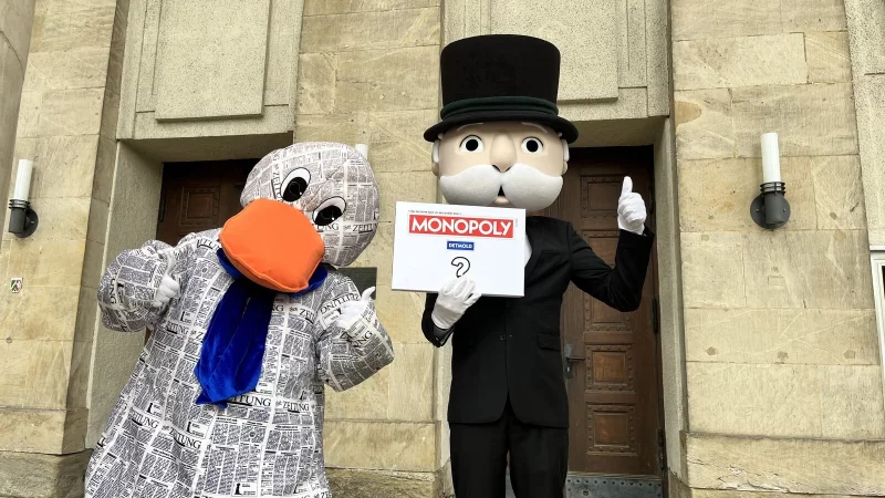 Mr. Monopoly und LZ-Maskottchen "Paula Print" freuen sich bereits, wenn sie die ersten Partien Detmold-Monopoly miteinander spielen k&ouml;nnen. - &copy; Archivbild: Till Brand