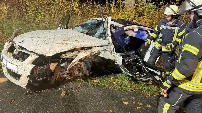 Der 22-J&auml;hrige wurde durch den Unfall in seinem Wagen eingeklemmt und musste von den Einsatzkr&auml;ften der Feuerwehr befreit werden. - &copy; Freiwillige Feuerwehr Blomberg