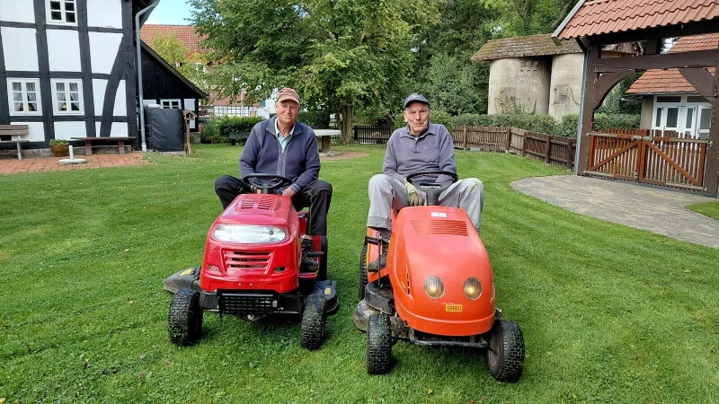 Mitglieder des Heimatvereins in Aktion: Gemeinsam wird der Heimathof gepflegt. - &copy; Heimatverein Leopoldsh&ouml;he