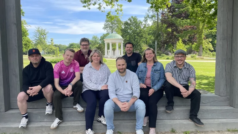 Stellen die OKJA auf dem Salzhof vor: Patrick Wulfert (@on!), Julian Moritz Müller (KJH Werl-Aspe), Klaus Nohse (@on!), Kristine Fromme (ProRegio), Julian Droste (Fachstelle Jugendförderung), Jona Hauptfleisch (ProRegio), Ana-Cathrin Wolff (AWO Lippe) und Sven Launert (@on!, von links). - © Stadt Bad Salzuflen