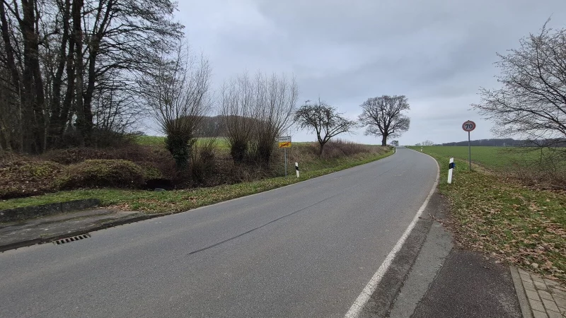 Die Billinghauser Stra&szlig;e verl&auml;uft zwischen der Kirche in Stapelage und dem Hellweg. Einen durchgehenden Radweg gibt es bilsnag nicht. - &copy; Lorraine Brinkmann