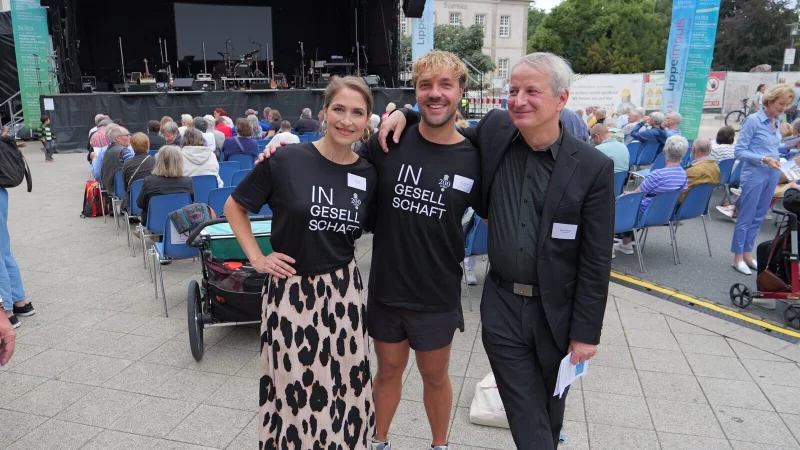 Großes Theaterfest rumd ums Landestheater mit dem neuen Theatermotto "In Gesellschaft" mit Emily Dorn, Nikos Striezel und Mathias Mönius (von links). - © Thomas Krügler