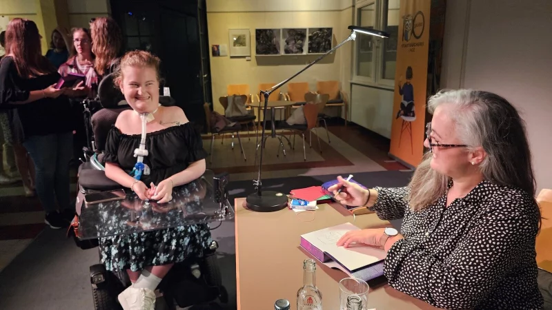 Jana Dymny ist ein gro&szlig;er B&uuml;cher-Fan. Die Romane von Autorin Nikola Hotel findet sie klasse, bei der Lesung im Technikum freut sie sich sehr, dass ihr Exemplar eine besondere Widmung bekommt. - &copy; Astrid Sewing