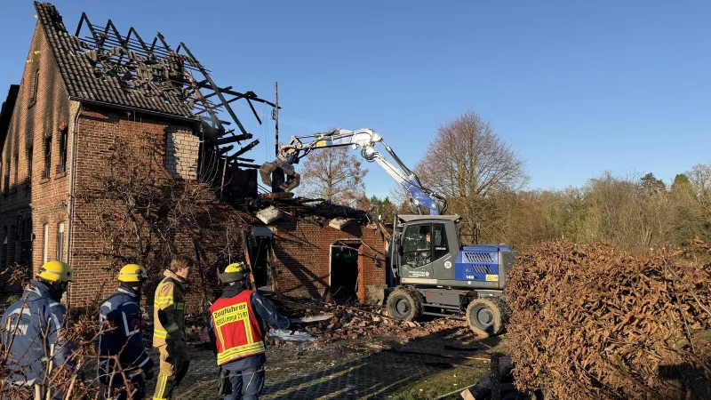 An der Brandruine laufen am Wochenende Nachl&ouml;scharbeiten mit Unterst&uuml;tzung des THW. - &copy; Die Blaulichtfotografen