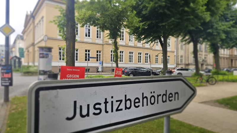 Die Vorwürfe wiegen schwer, dennoch zeigt sich der unter anderem wegen räuberischer Erpressung angeklagter Salzufler selbstbewusst. - © Janet König