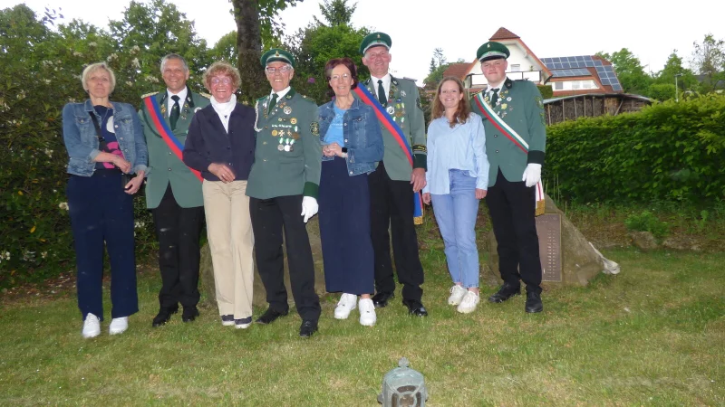 Hofpaar Sylvia Sch&ouml;ttler-Stumpenhagen und Bernd Stumpenhagen K&ouml;nigspaar Mathilde und Friedolin Sch&auml;fers, Hofpaar Karin Kl&uuml;ter und Ralf Tschentscher und das Kronprinzenpaar Chantal M&uuml;ller und Levin Christiansen (von links). - &copy; Bildrechte: St. Josef Sch&uuml;tzenbruderschaft
