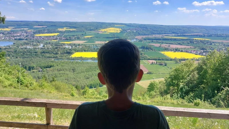 Von der Brunsberghütte genießt man einen weiten Blick über die Godelheimer Seenlandschaft und die Weser bis hinüber zum Solling. - © Michaela Weiße