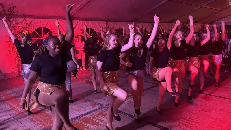 Die Mädels der Prinzengarde Sunnerbieke-Ellernhüchte präsentierten zu dem Hit "Wackelkontakt" einen temporeichen Auftritt. - © Sandra Castrup